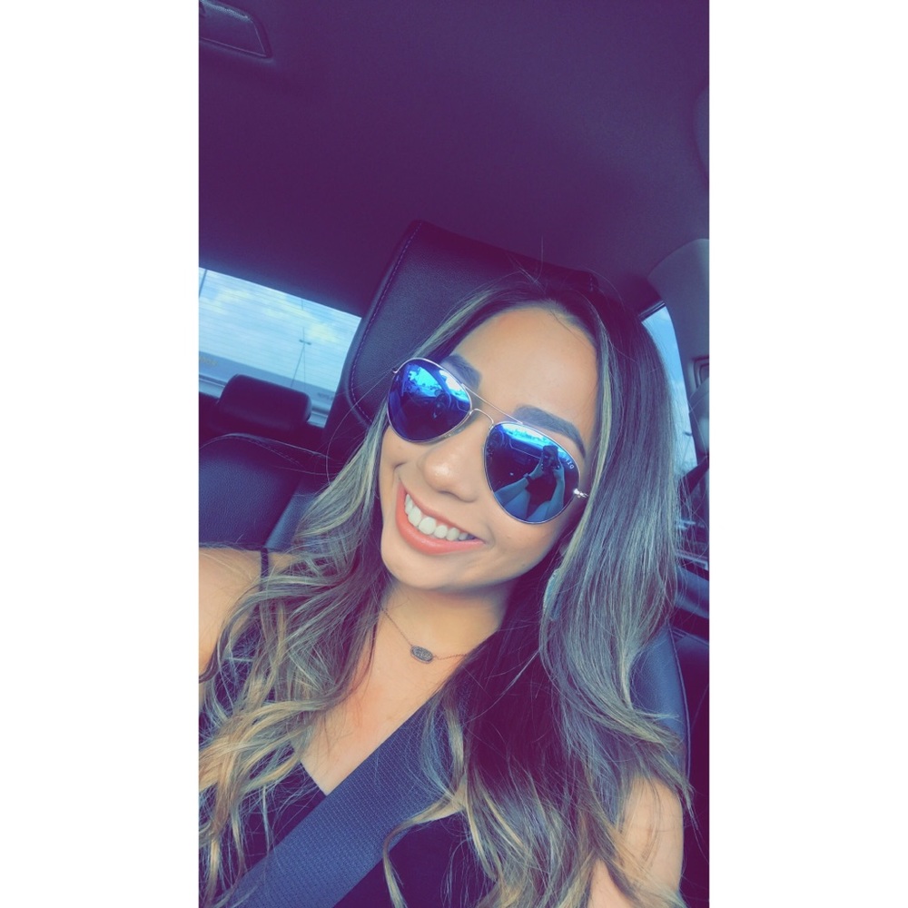 Meet your Posher, Larissa